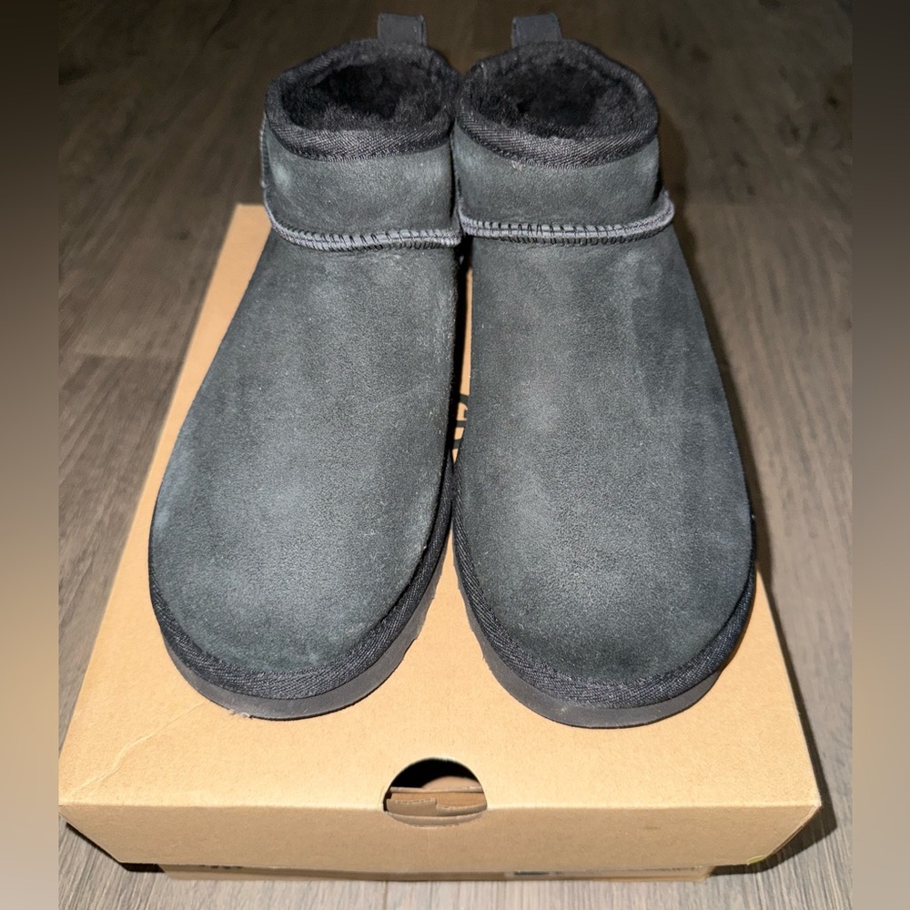 UGG Classic Ultra Mini NWT black size 8 - Picture 9 of 11